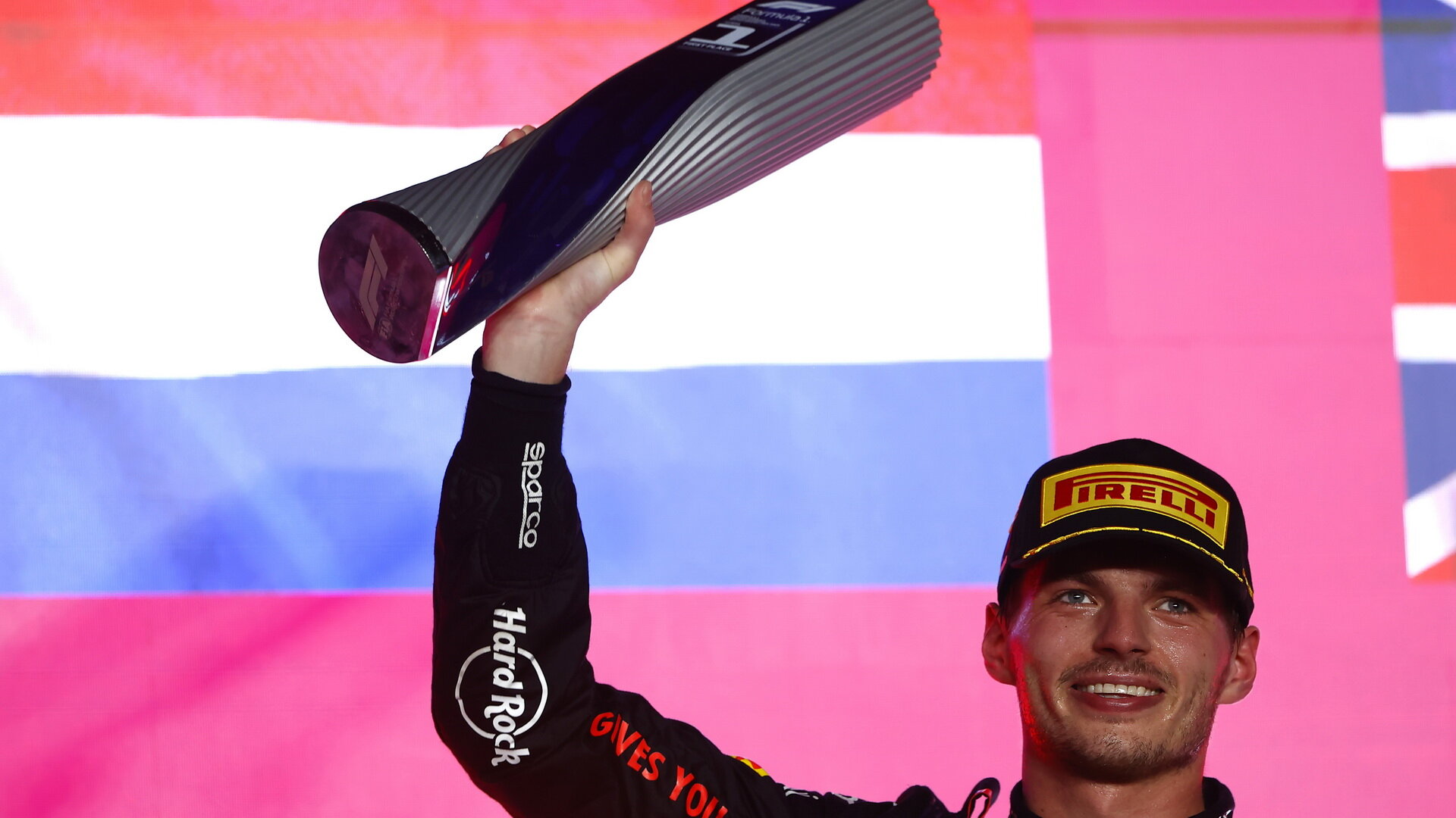 Max Verstappen se svou trofejí za první místo po závodě v Kataru