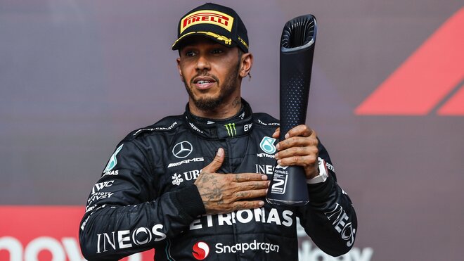 Lewis Hamilton se svou trofejí za druhé místo po závodě v Austinu