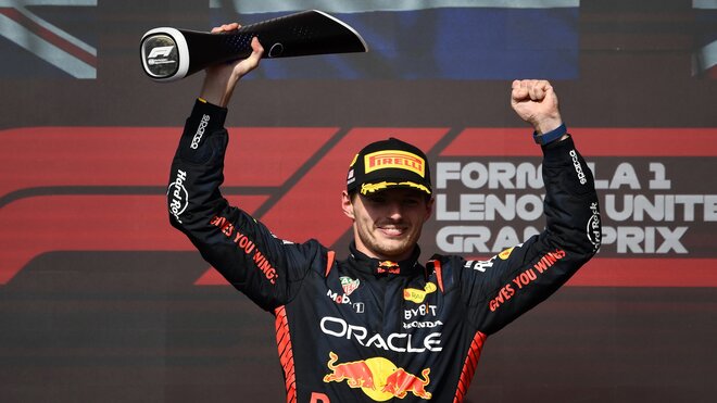 Max Verstappen se svou trofejí za první místo po závodě v Austinu