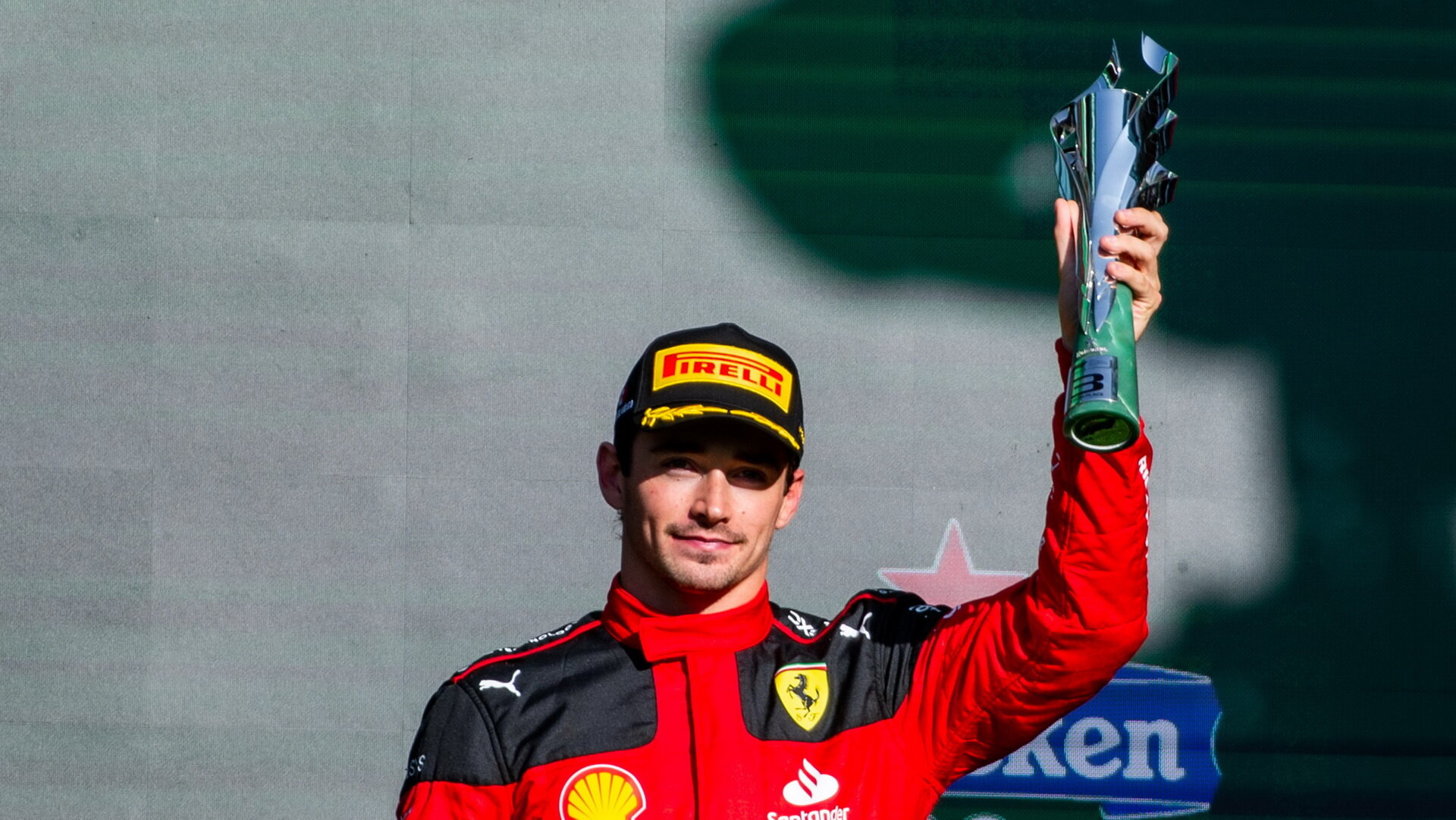 Charles Leclerc se svou trofejí za třetí místo po závodě v Mexiku
