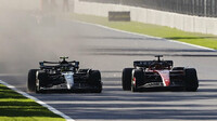 Lewis Hamilton a Charles Leclerc v závodě v Mexiku