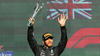 Lewis Hamilton se svou trofejí za druhé místo po závodě v Mexiku
