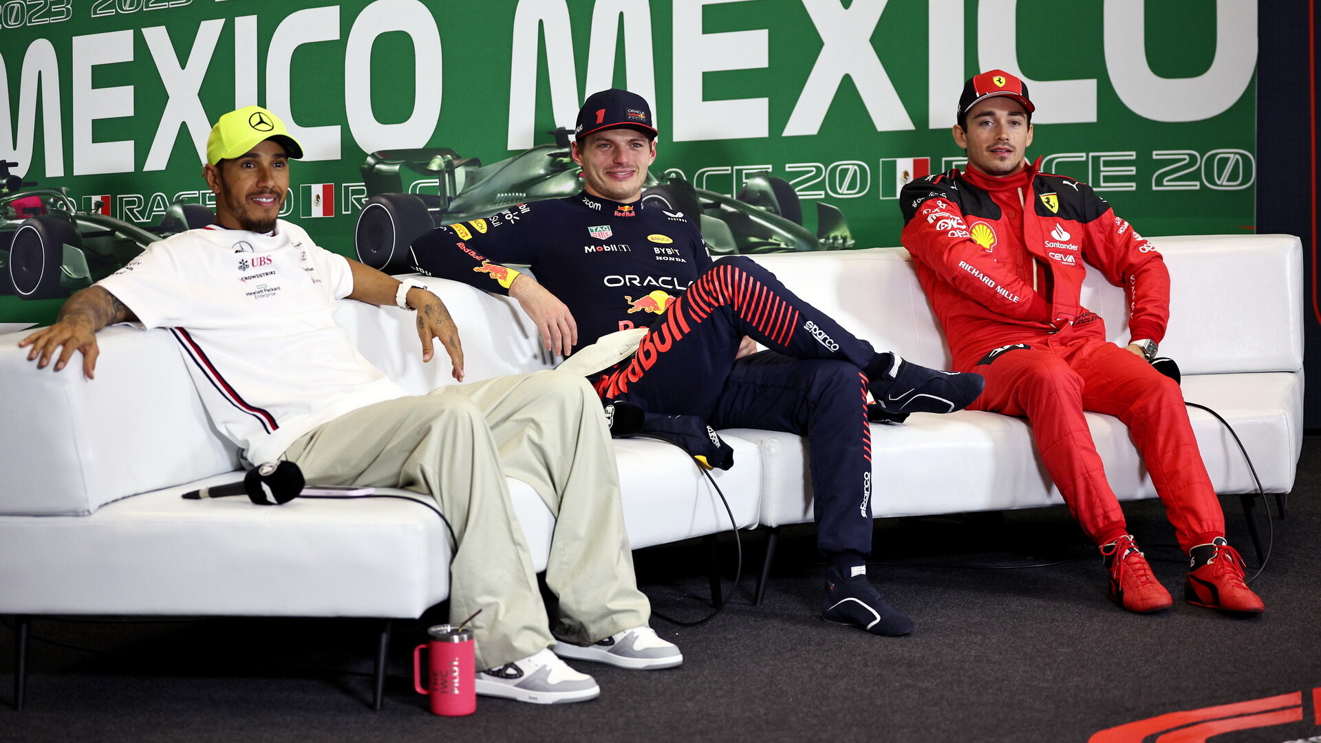 Lewis Hamilton, Max Verstappen a Charles Leclerc po závodě v Mexiku