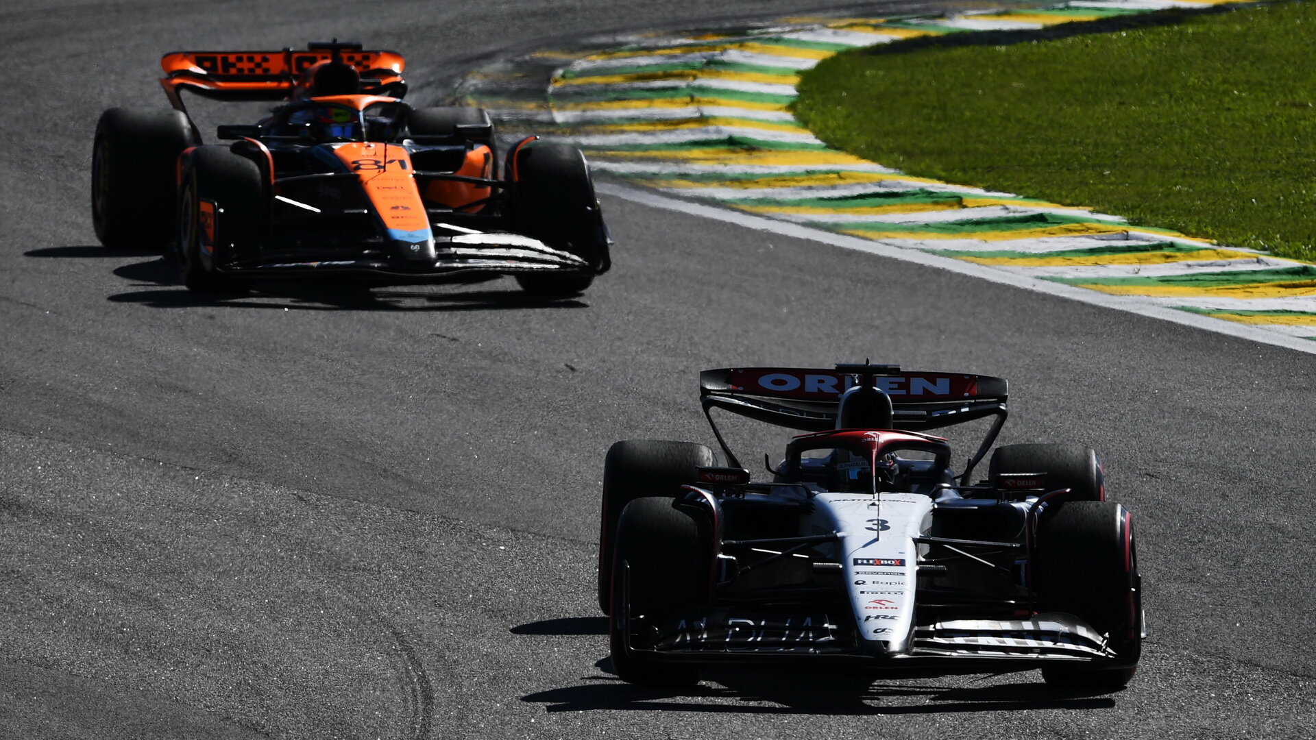 Daniel Ricciardo v Brazílie před Oscarem Piastrim