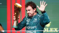 Fernando Alonso se svou trofejí za třetí místo po závodě v Brazílii