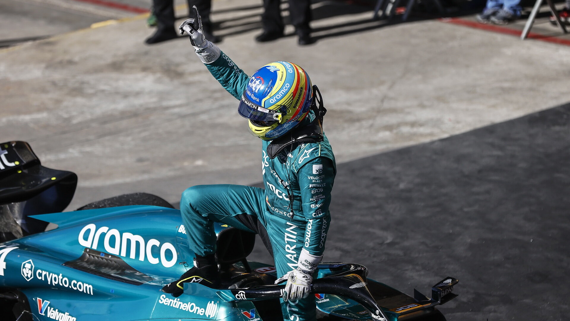 Fernando Alonso po úspěšném cíly v závodě v Brazílii
