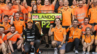 Lando Norris slaví druhé místo se svým týmem po závodě v Brazílii