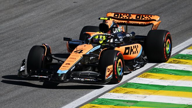 Lando Norris s McLarenem MCL60 v Brazílii