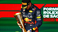 Max Verstappen se svou trofejí za první místo po závodě v Brazílii