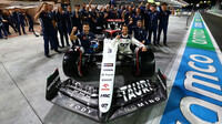 Daniel Ricciardo se svými mechaniky v Las Vegas