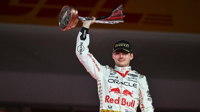 Max Verstappen se svou trofejí za první místo po závodě v Las Vegas
