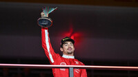 Charles Leclerc se svou trofejí za druhé místo po závodě v Las Vegas