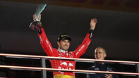 Sergio Pérez se svou trofejí za třetí místo po závodě v Las Vegas