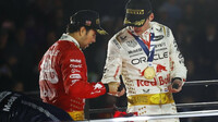 Sergio Pérez a Max Verstappen na pódiu po závodě v Las Vegas