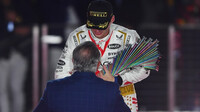 Max Verstappen přebírá trofej za první místo po závodě v Las Vegas