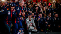 Max Verstappen slaví se svým týmem vítězství v závodě v Las Vegas