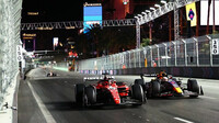 Charles Leclerc předjíždí Maxe Verstappena v závodě v Las Vegas