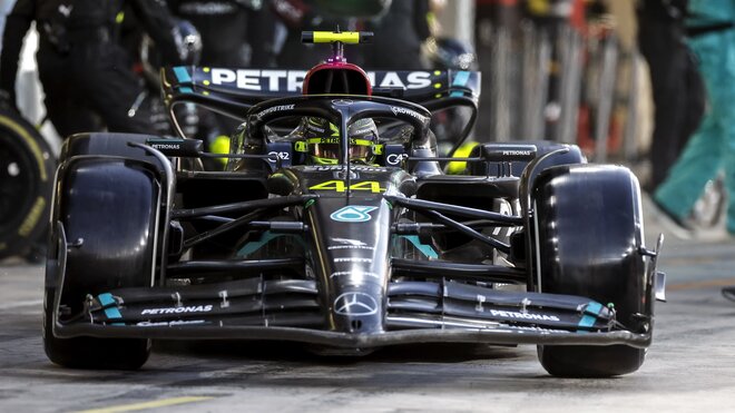 Lewis Hamilton s Mercedesem W14 v Abú Zabí