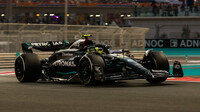 Lewis Hamilton v závodě v Abú Zabí