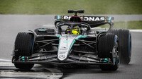 Lewis Hamilton testoval nový vůz Mercedes F1 W15 na okruhu v Silverstone