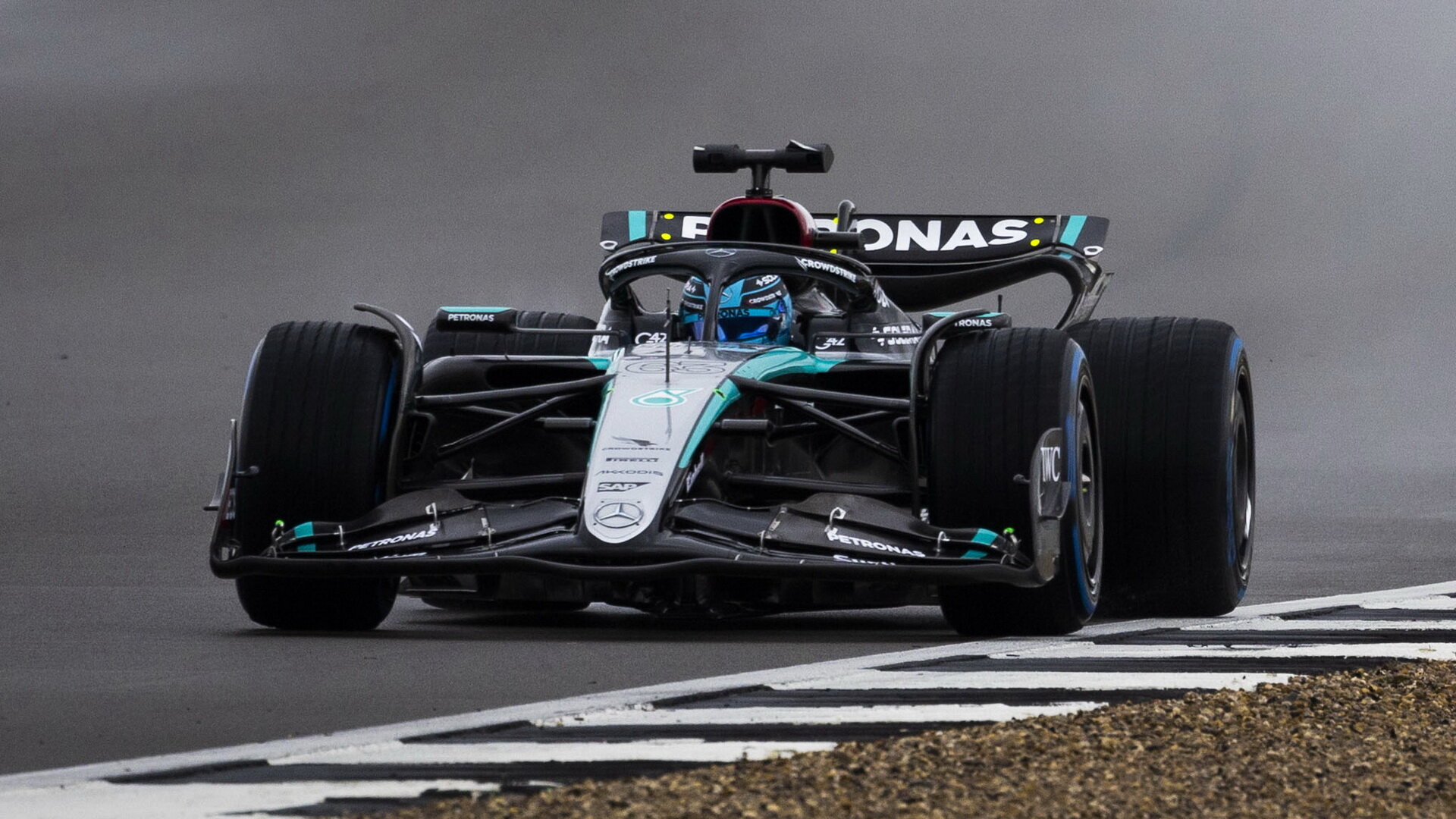 George Russell testoval nový vůz Mercedes F1 W15 na okruhu v Silverstone