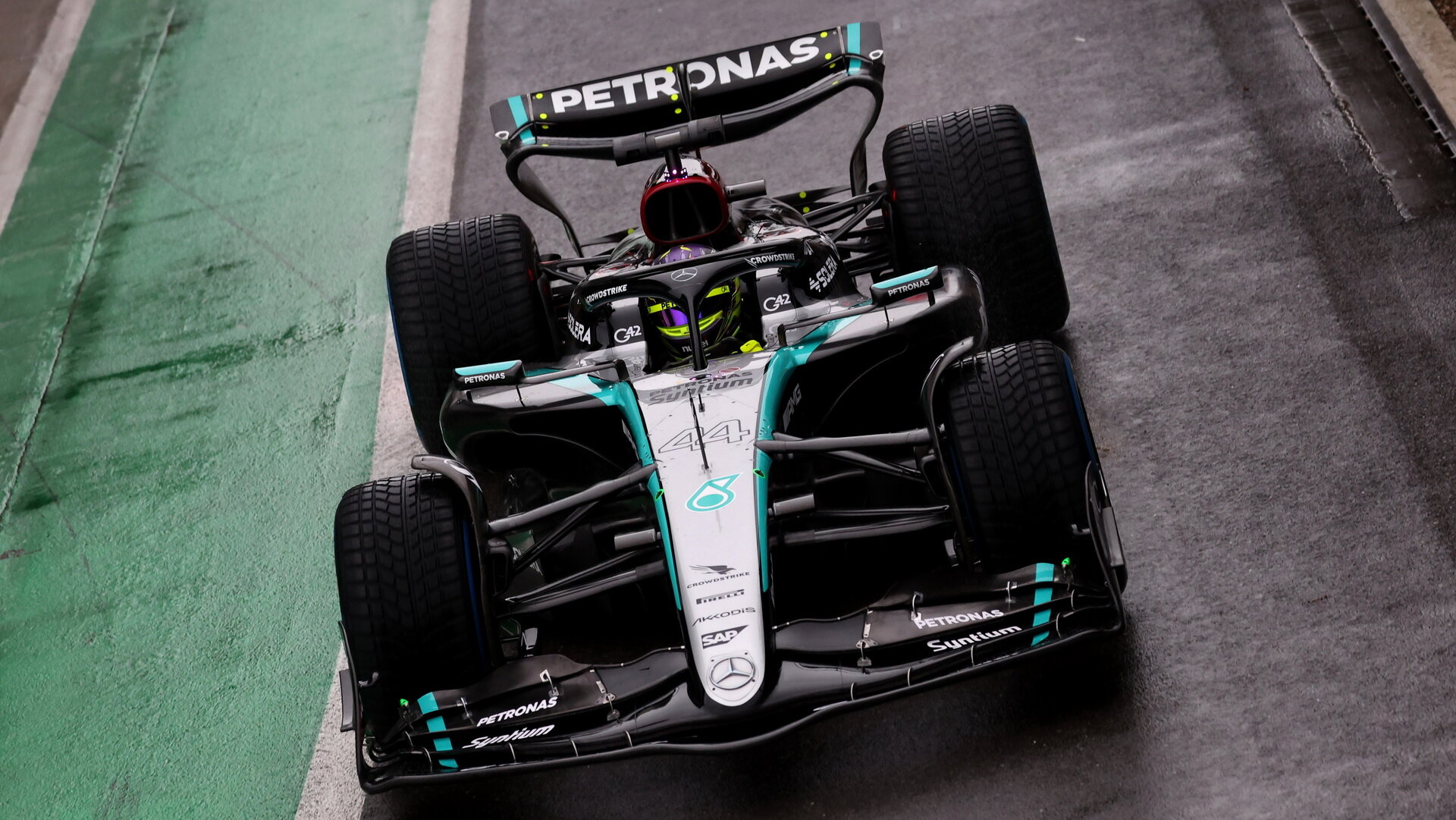 Lewis Hamilton testoval nový vůz Mercedes F1 W15 na okruhu v Silverstone