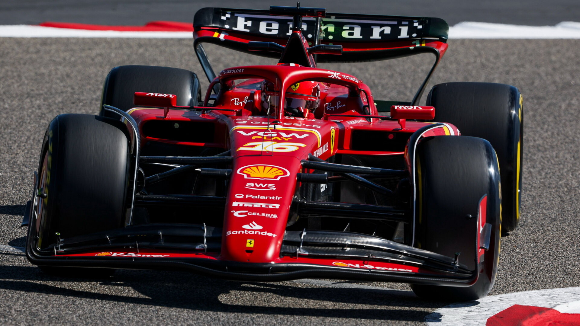 Charles Leclerc s novým Ferrari SF-24 v Bahrajnu