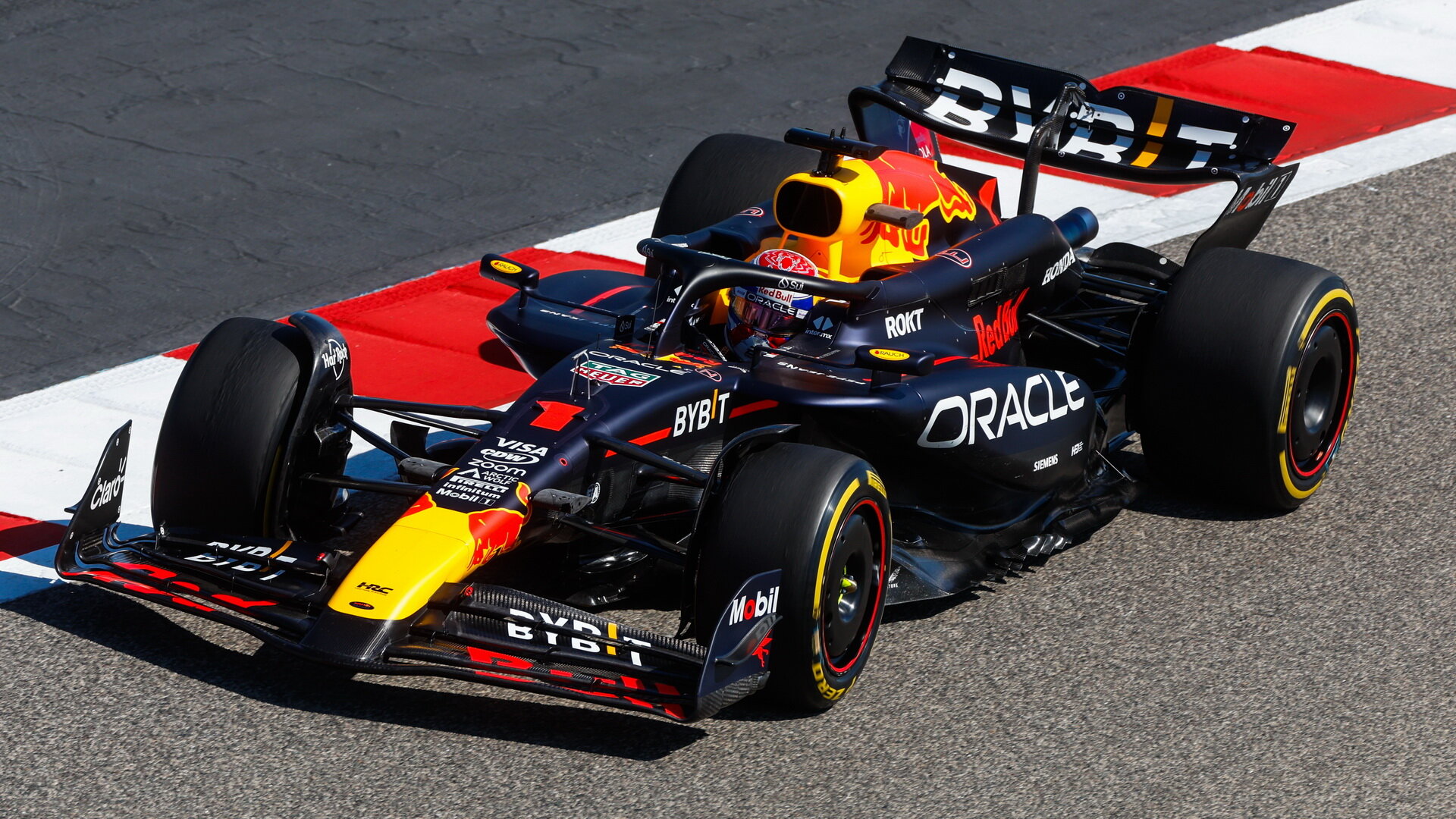 Max Verstappen s novým Red Bull RB20 při testech v Bahrajnu