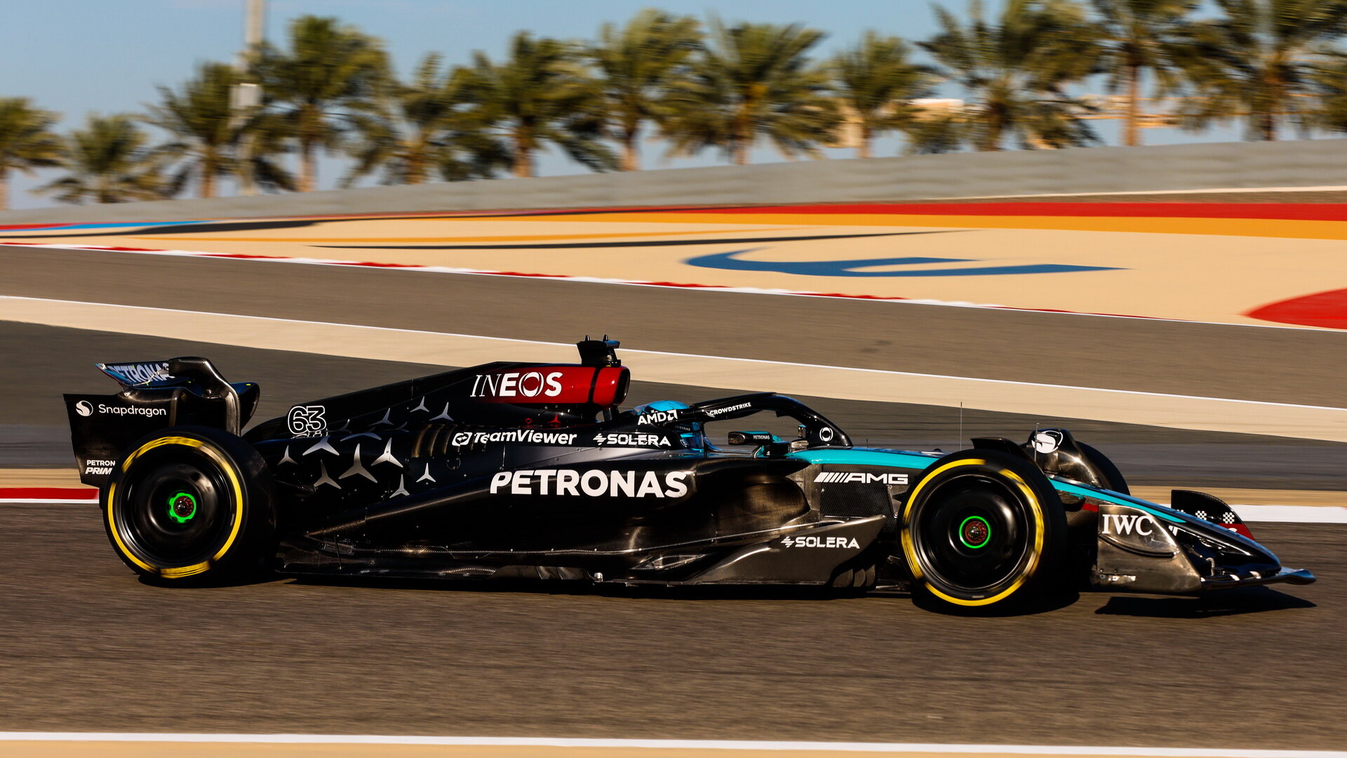 George Russell s novým Mercedes F1 W15 při testech v Bahrajnu