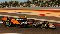Lando Norris s novým McLaren MCL38 - Mercedes při testech v Bahrajnu