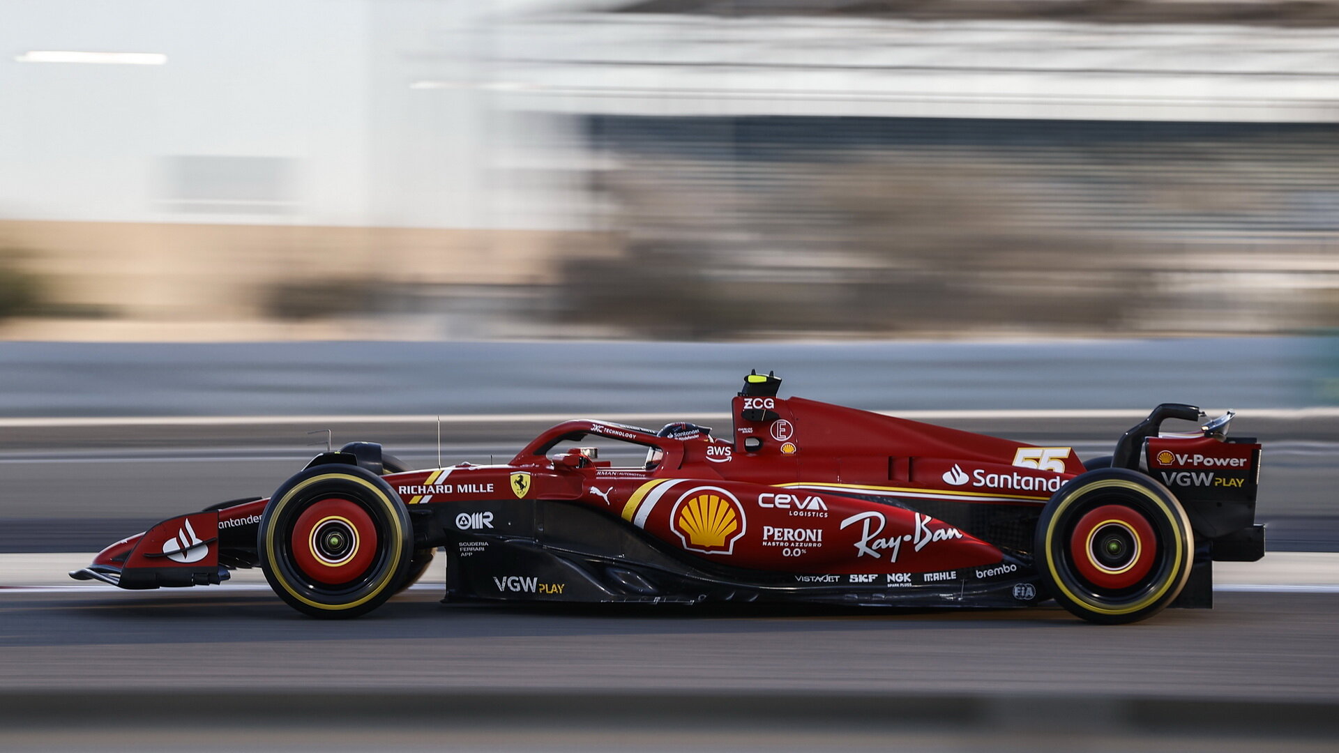 Carlos Sainz s novým Ferrari SF-24 při testech v Bahrajnu