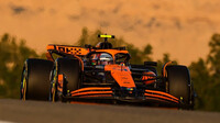 Lando Norris s novým McLaren MCL38 - Mercedes při testech v Bahrajnu