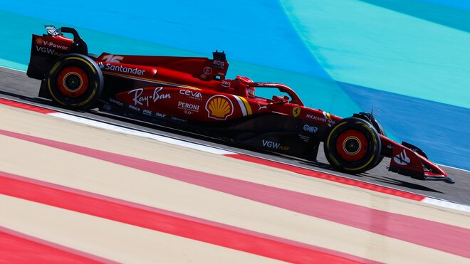 Charles Lecler s novým Ferrari SF-24 při testech v Bahrajnu