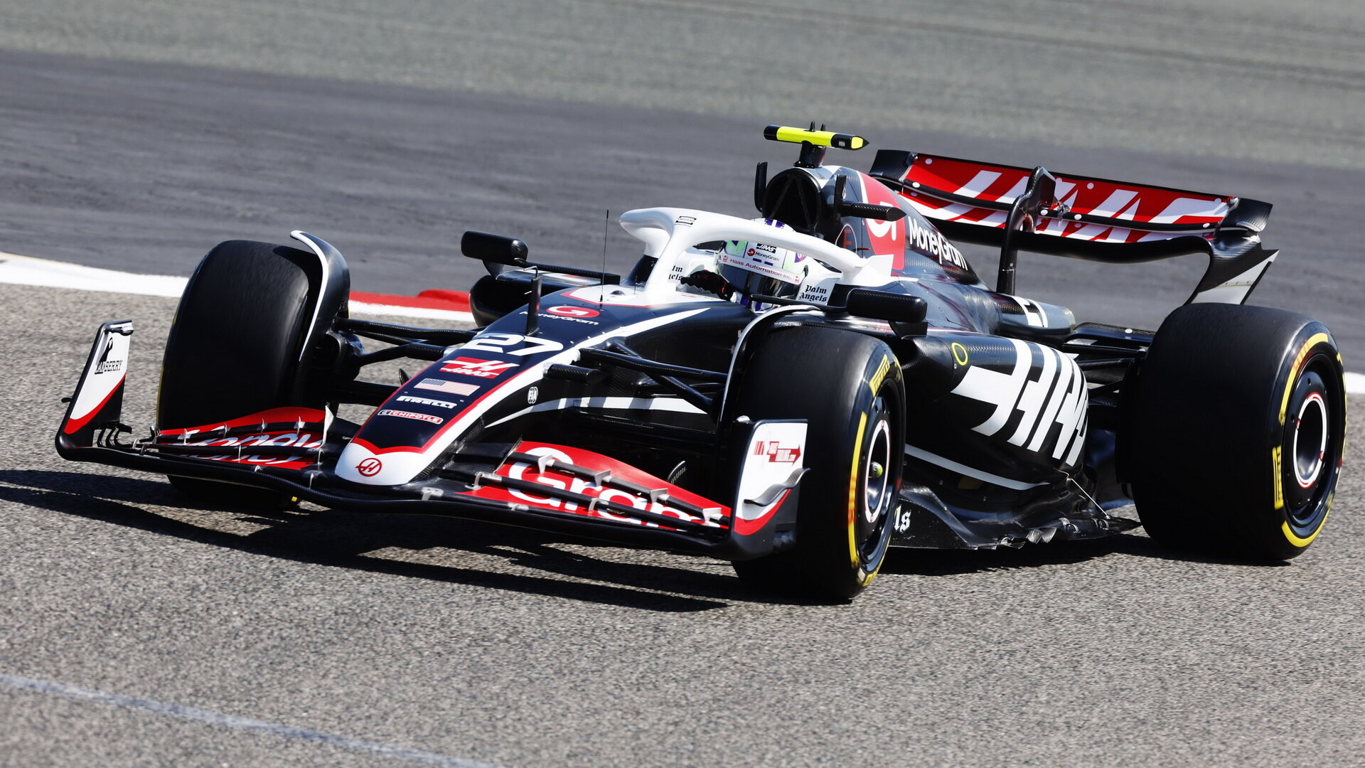 Nico Hülkenberg s novým Haas VF-24 Ferrari při testech v Bahrajnu