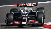 Kevin Magnussen s novým Haas VF-24 Ferrari při testech v Bahrajnu