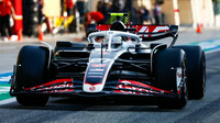 Nico Hülkenberg s novým Haas VF-24 Ferrari při testech v Bahrajnu