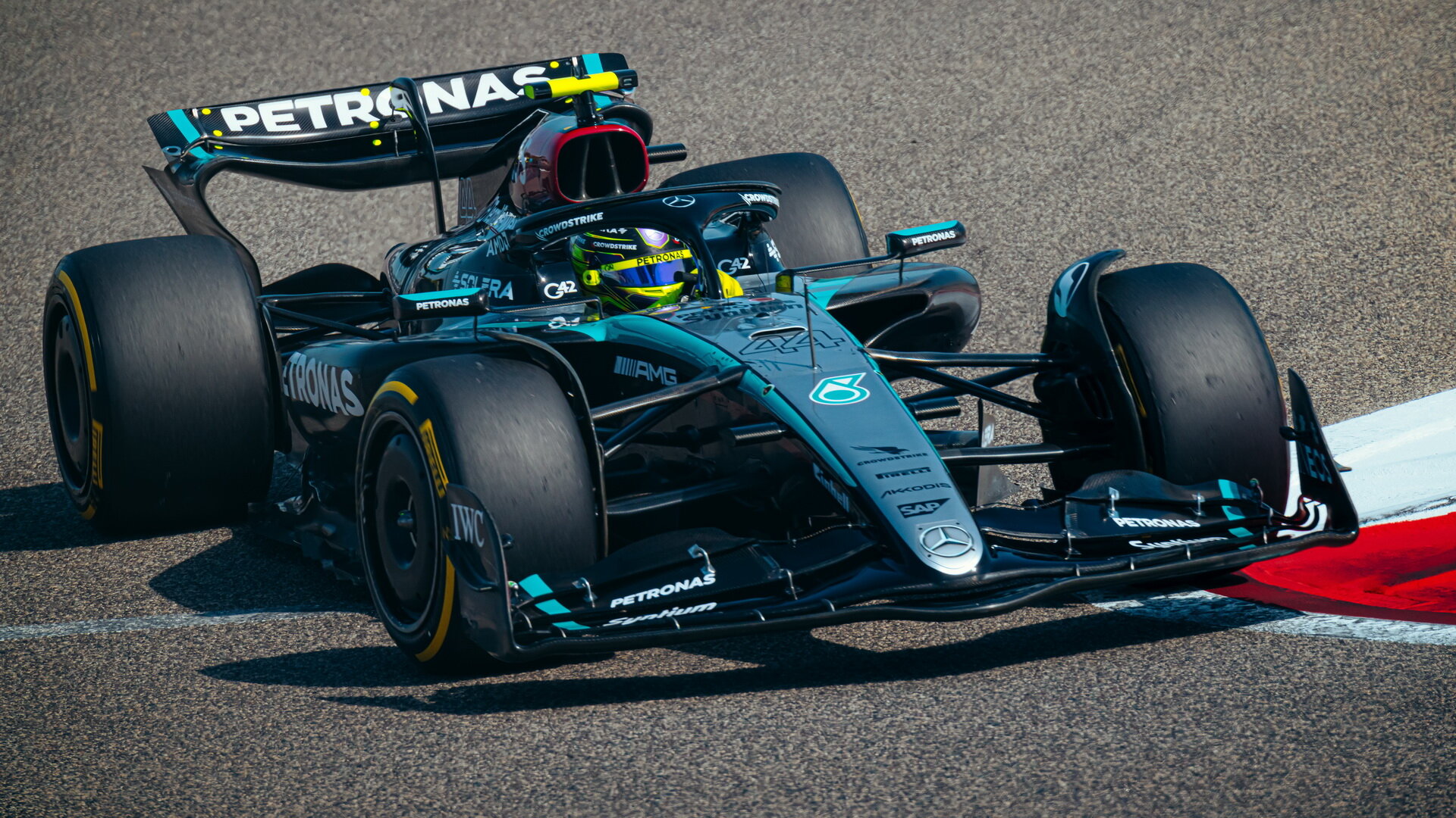 Lewis Hamilton s Mercedesem W15 v Bahrajnu