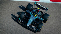 Lewis Hamilton s novým Mercedes F1 W15 při testech v Bahrajnu