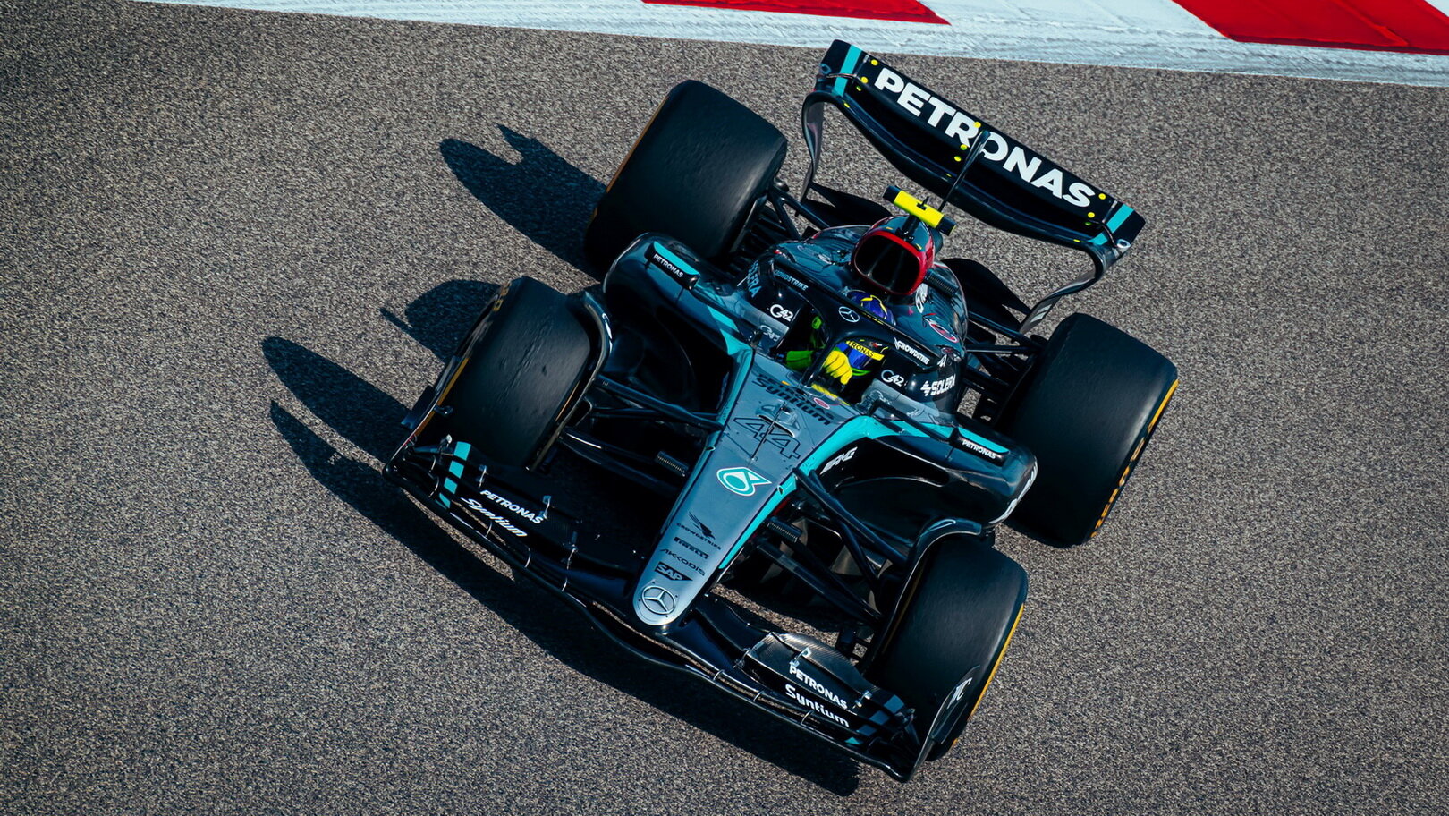 Lewis Hamilton s novým Mercedes F1 W15 při testech v Bahrajnu