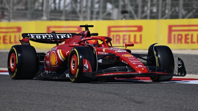 Charles Leclerc s novým Ferrari SF-24 při testech v Bahrajnu