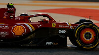 Carlos Sainz s novým Ferrari v Bahrajnu