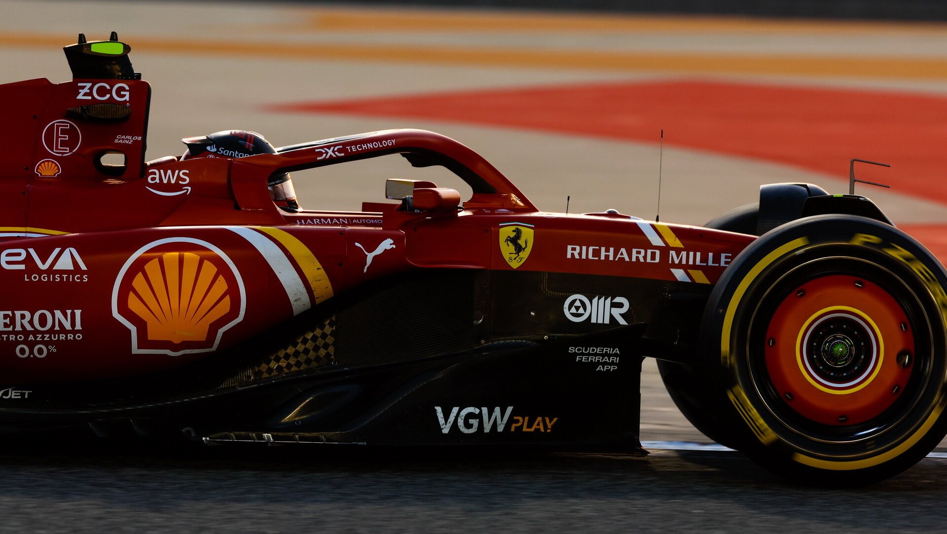 Carlos Sainz s novým Ferrari SF-24 při testech v Bahrajnu