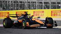 Oscar Piastri s novým McLaren MCL38 - Mercedes při testech v Bahrajnu