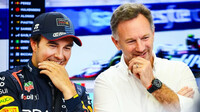 Sergio Pérez a Christian Horner při předsezónních testech. Komu úsměv vydrží?