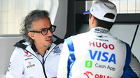 Šéf týmu Laurent Mekies v rozhovoru se svým jezdcem Danielem Ricciardem