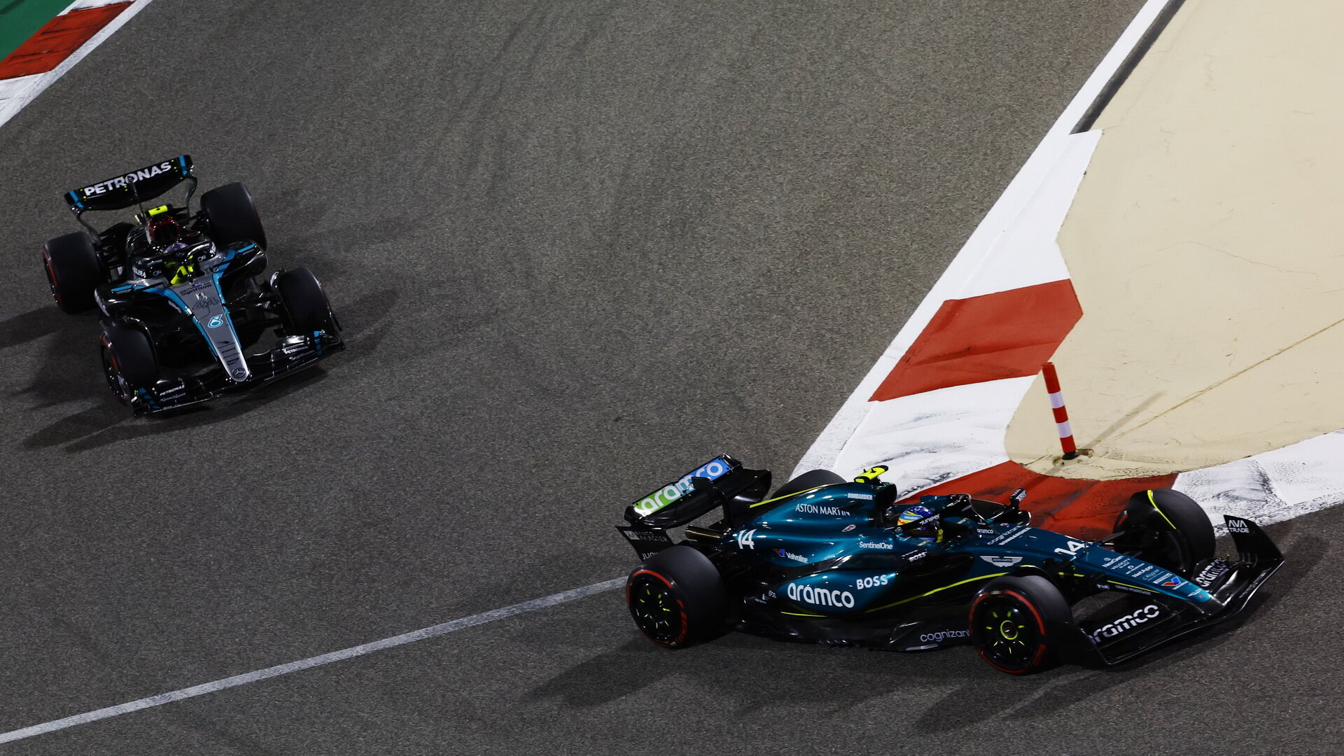 Fernando Alonso a Lewis Hamilton v závodě v Bahrajnu