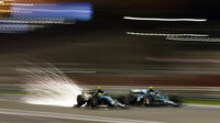 Lewis Hamilton a Fernando Alonso v závodě v Bahrajnu