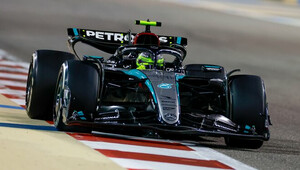 Lewis Hamilton s Mercedesem W15 v Bahrajnu