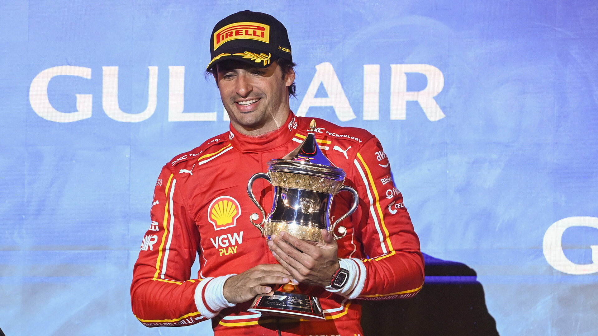 Carlos Sainz se svou trofejí za třetí místo po závodě v Bahrajnu