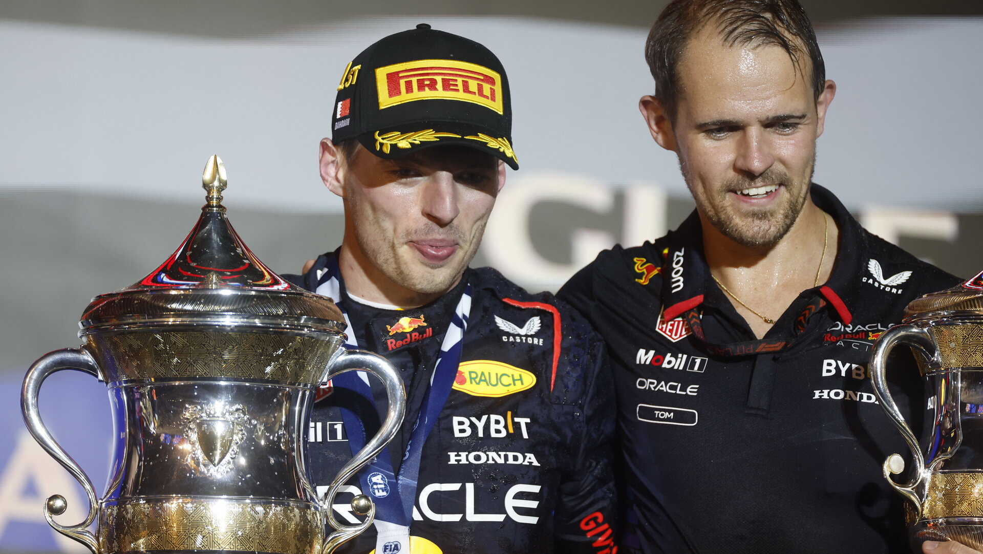 Max Verstappen se svou trofejí za první místo po závodě v Bahrajnu